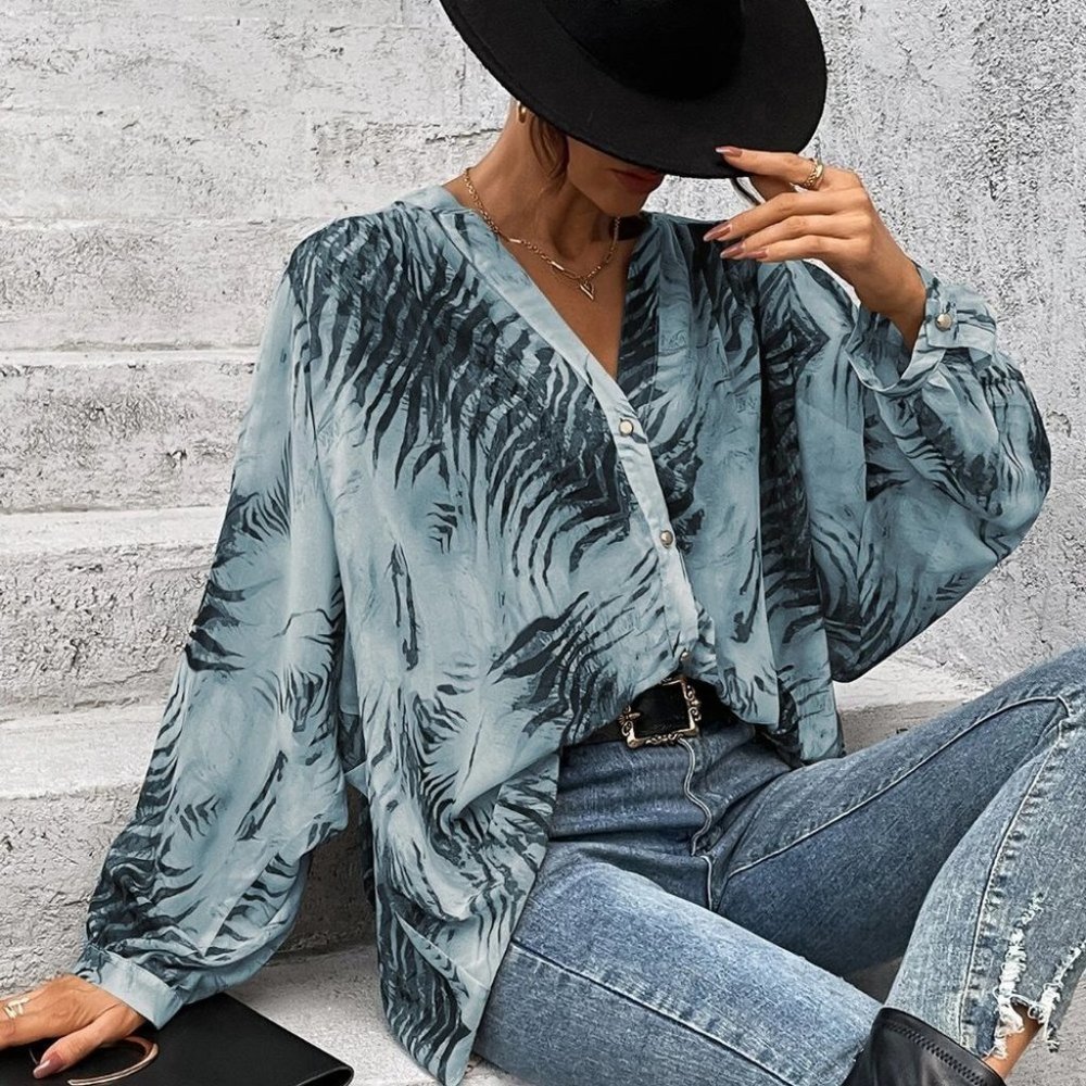 Blue Preppy Womens tiger print button down Shirt - Picture 4 of 5